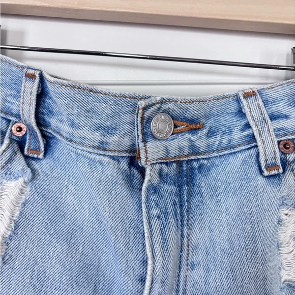 LEVIs Distressed Shorts - Picture 3 of 10